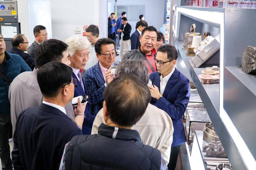 釜山機(jī)械制造企業(yè)代表團(tuán)參觀毅速激光3D打印車間.png